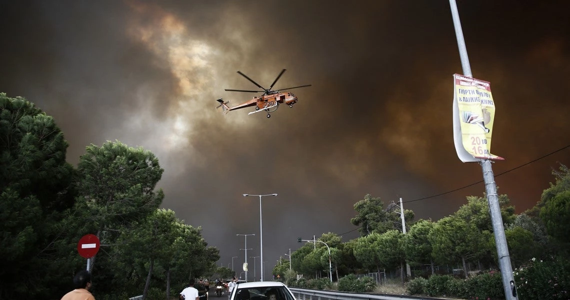Ετσι χάθηκε η μάχη με τις φλόγες: «Βόμβα» από τον πρώην αρχηγό της Πυροσβεστικής:  «Η χώρα είναι αθωράκιστη» – Ελικόπτερο έκανε «βολές» στα τυφλά!